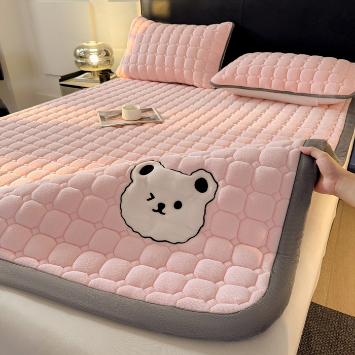 91家纺网 家纺一手货源 找家纺 予梦家纺 2025新款牛奶绒加厚刺绣床护垫床垫保护套 辛德拉-小白熊粉