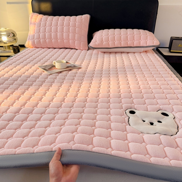 予梦家纺 2025新款牛奶绒加厚刺绣床护垫床垫保护套 辛德拉-小白熊粉