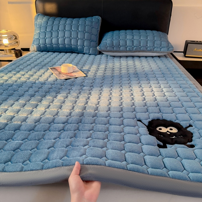 予梦家纺 2025新款牛奶绒加厚刺绣床护垫床垫保护套 辛德拉-黑煤球蓝