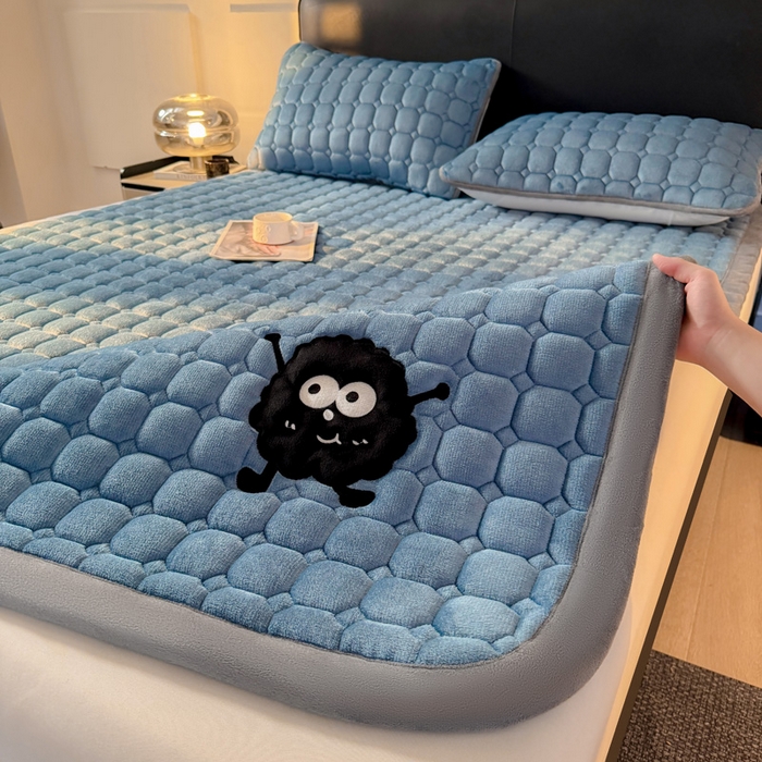 91家纺网 家纺一手货源 找家纺 予梦家纺 2025新款牛奶绒加厚刺绣床护垫床垫保护套 辛德拉-黑煤球蓝