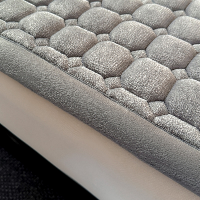 91家纺网 家纺一手货源 找家纺 予梦家纺 2025新款牛奶绒加厚刺绣床护垫床垫保护套 辛德拉-黑煤球灰