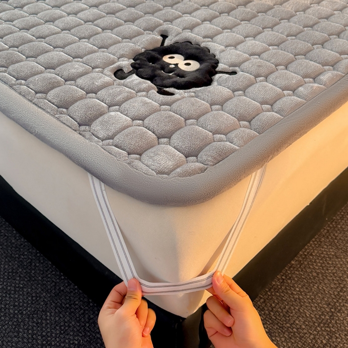 91家纺网 家纺一手货源 找家纺 予梦家纺 2025新款牛奶绒加厚刺绣床护垫床垫保护套 辛德拉-黑煤球灰