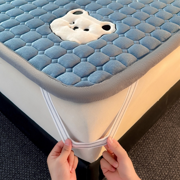 91家纺网 家纺一手货源 找家纺 予梦家纺 2025新款牛奶绒加厚刺绣床护垫床垫保护套 辛德拉-小白熊蓝