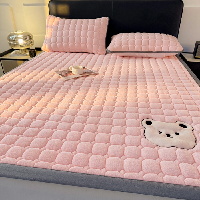 91家纺网 家纺一手货源 找家纺 予梦家纺 2025新款牛奶绒加厚刺绣床护垫床垫保护套 辛德拉-小白熊粉