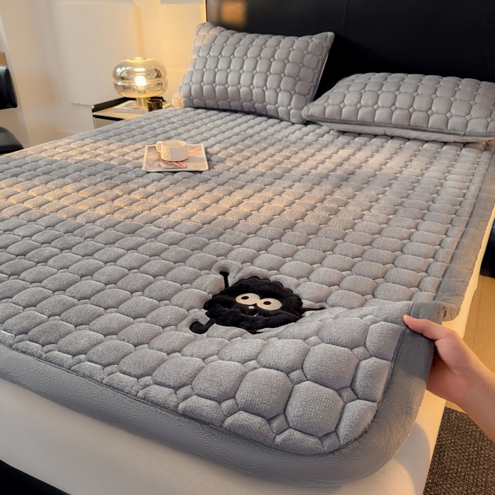 91家纺网 家纺一手货源 找家纺 予梦家纺 2025新款牛奶绒加厚刺绣床护垫床垫保护套 辛德拉-黑煤球灰