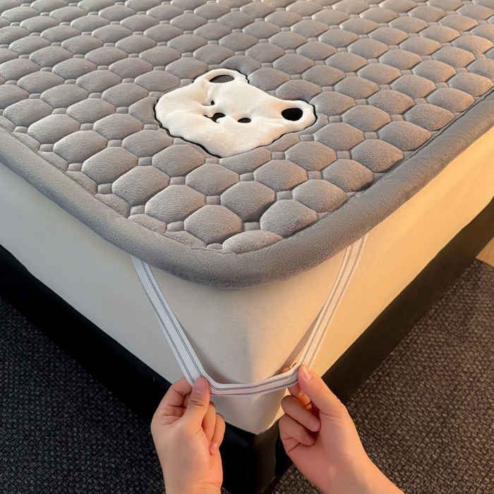 91家纺网 家纺一手货源 找家纺 予梦家纺 2025新款牛奶绒加厚刺绣床护垫床垫保护套 辛德拉-小白熊灰