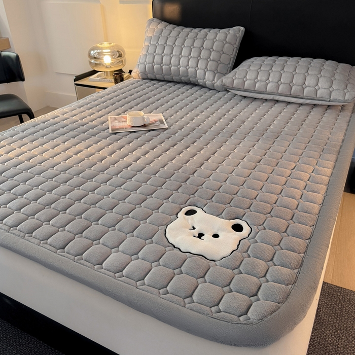 91家纺网 家纺一手货源 找家纺 予梦家纺 2025新款牛奶绒加厚刺绣床护垫床垫保护套 辛德拉-小白熊灰