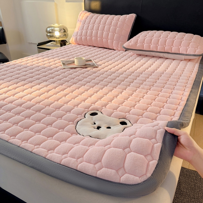 91家纺网 家纺一手货源 找家纺 予梦家纺 2025新款牛奶绒加厚刺绣床护垫床垫保护套 辛德拉-小白熊粉