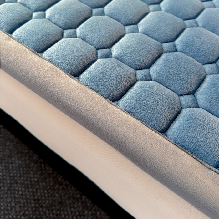 91家纺网 家纺一手货源 找家纺 予梦家纺 2025新款牛奶绒加厚刺绣床护垫床垫保护套 辛德拉-小白熊蓝