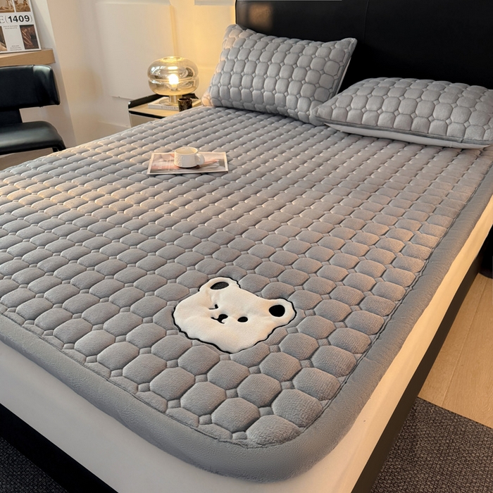 91家纺网 家纺一手货源 找家纺 予梦家纺 2025新款牛奶绒加厚刺绣床护垫床垫保护套 辛德拉-小白熊灰