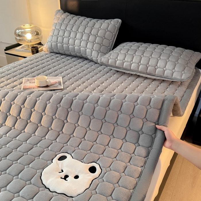 91家纺网 家纺一手货源 找家纺 予梦家纺 2025新款牛奶绒加厚刺绣床护垫床垫保护套 辛德拉-小白熊灰