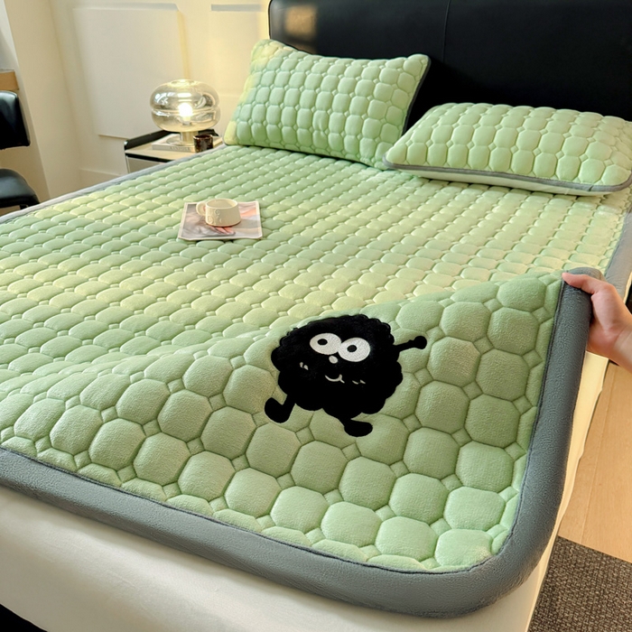 91家纺网 家纺一手货源 找家纺 予梦家纺 2025新款牛奶绒加厚刺绣床护垫床垫保护套 辛德拉-黑煤球绿