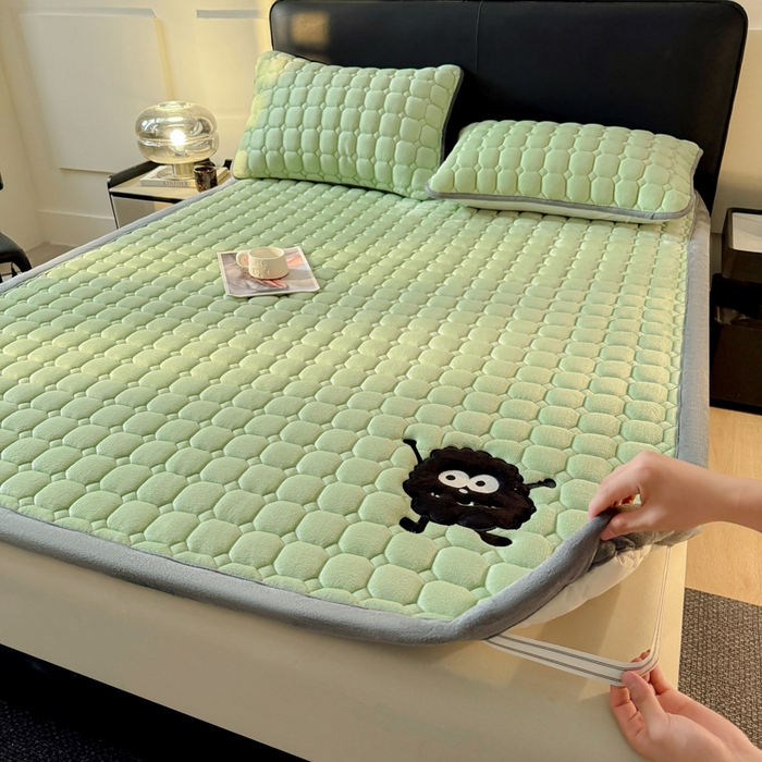 91家纺网 家纺一手货源 找家纺 予梦家纺 2025新款牛奶绒加厚刺绣床护垫床垫保护套 辛德拉-黑煤球绿