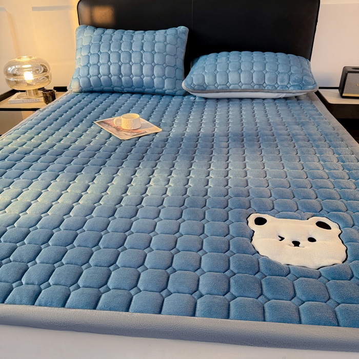 91家纺网 家纺一手货源 找家纺 予梦家纺 2025新款牛奶绒加厚刺绣床护垫床垫保护套 辛德拉-小白熊蓝