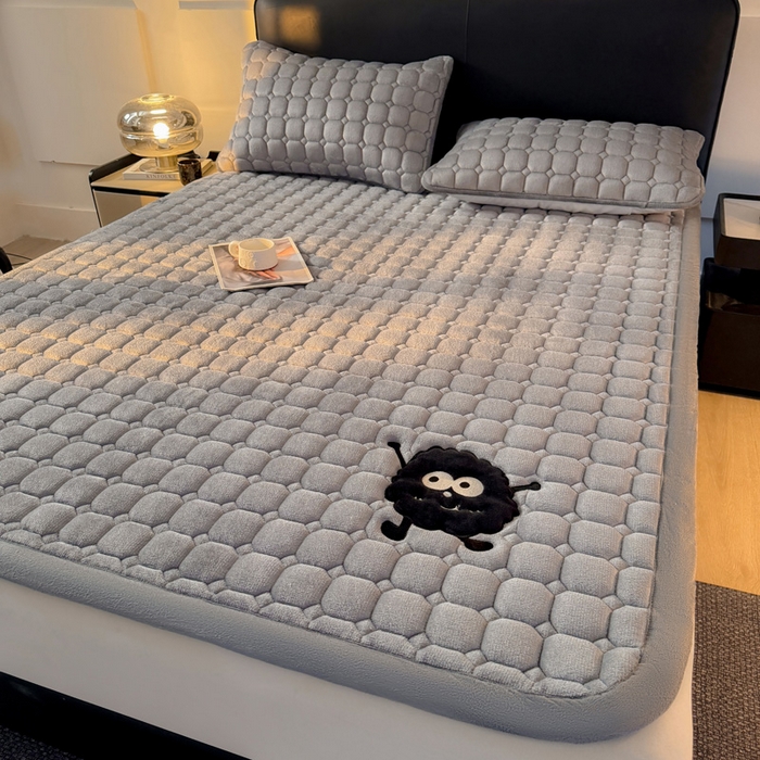 91家纺网 家纺一手货源 找家纺 予梦家纺 2025新款牛奶绒加厚刺绣床护垫床垫保护套 辛德拉-黑煤球灰