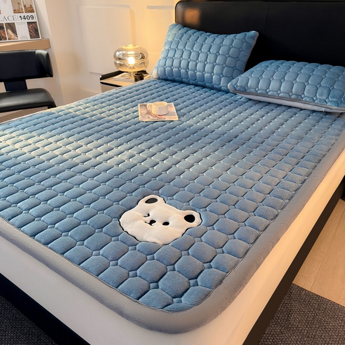 91家纺网 家纺一手货源 找家纺 予梦家纺 2025新款牛奶绒加厚刺绣床护垫床垫保护套 辛德拉-小白熊蓝