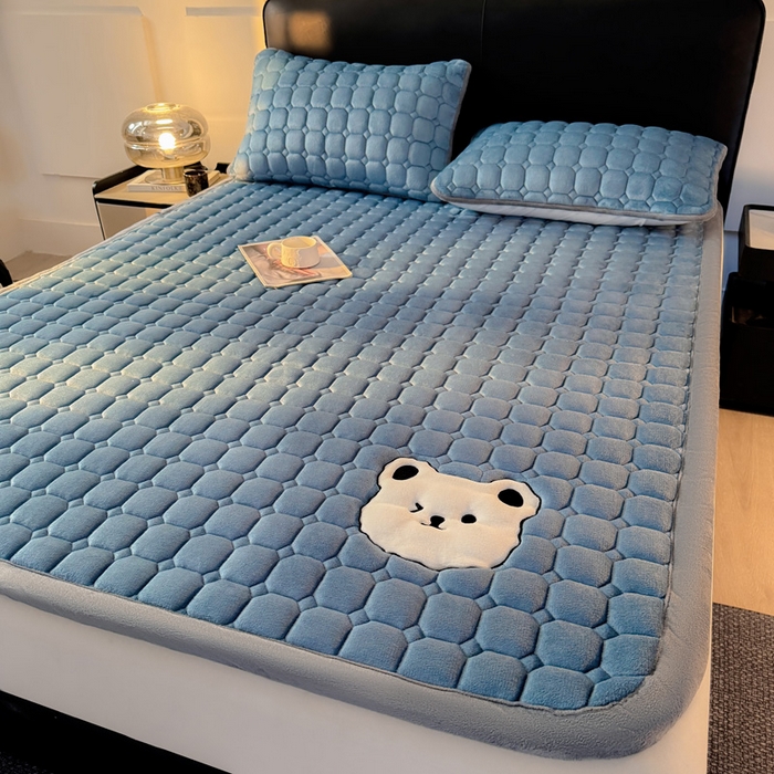 91家纺网 家纺一手货源 找家纺 予梦家纺 2025新款牛奶绒加厚刺绣床护垫床垫保护套 辛德拉-小白熊蓝