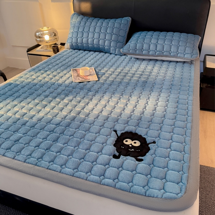 91家纺网 家纺一手货源 找家纺 予梦家纺 2025新款牛奶绒加厚刺绣床护垫床垫保护套 辛德拉-黑煤球蓝