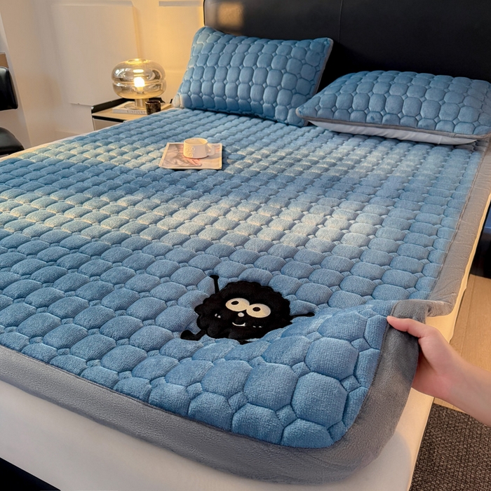 91家纺网 家纺一手货源 找家纺 予梦家纺 2025新款牛奶绒加厚刺绣床护垫床垫保护套 辛德拉-黑煤球蓝