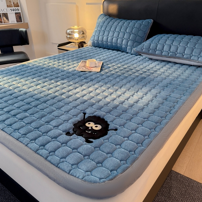 91家纺网 家纺一手货源 找家纺 予梦家纺 2025新款牛奶绒加厚刺绣床护垫床垫保护套 辛德拉-黑煤球蓝