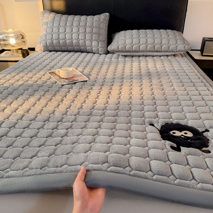 予梦家纺 2025新款牛奶绒加厚刺绣床护垫床垫保护套 辛德拉-黑煤球灰