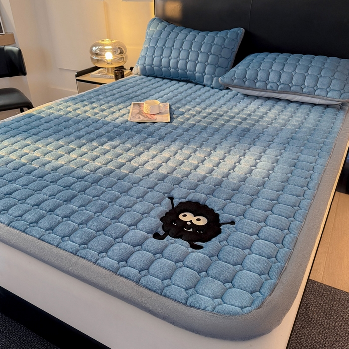 91家纺网 家纺一手货源 找家纺 予梦家纺 2025新款牛奶绒加厚刺绣床护垫床垫保护套 辛德拉-黑煤球蓝