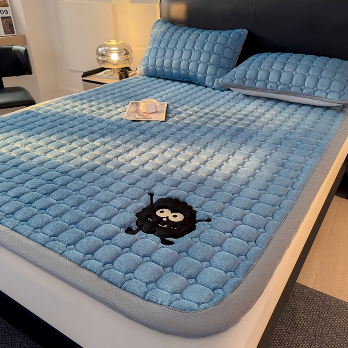 91家纺网 家纺一手货源 找家纺 予梦家纺 2025新款牛奶绒加厚刺绣床护垫床垫保护套 辛德拉-黑煤球蓝