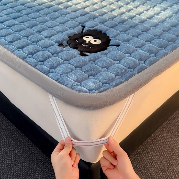 91家纺网 家纺一手货源 找家纺 予梦家纺 2025新款牛奶绒加厚刺绣床护垫床垫保护套 辛德拉-黑煤球蓝