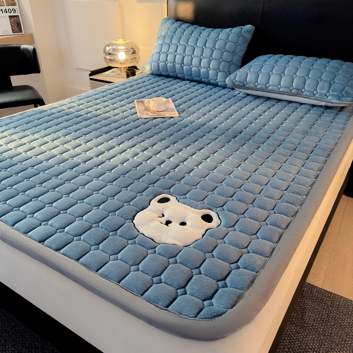 91家纺网 家纺一手货源 找家纺 予梦家纺 2025新款牛奶绒加厚刺绣床护垫床垫保护套 辛德拉-小白熊蓝