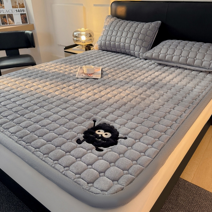 91家纺网 家纺一手货源 找家纺 予梦家纺 2025新款牛奶绒加厚刺绣床护垫床垫保护套 辛德拉-黑煤球灰