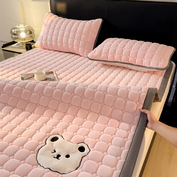 91家纺网 家纺一手货源 找家纺 予梦家纺 2025新款牛奶绒加厚刺绣床护垫床垫保护套 辛德拉-小白熊粉