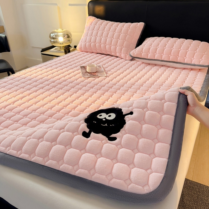 91家纺网 家纺一手货源 找家纺 予梦家纺 2025新款牛奶绒加厚刺绣床护垫床垫保护套 辛德拉-黑煤球粉