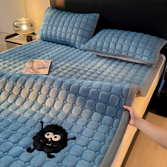 91家纺网 家纺一手货源 找家纺 予梦家纺 2025新款牛奶绒加厚刺绣床护垫床垫保护套 辛德拉-黑煤球蓝