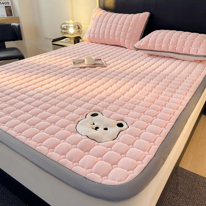 91家纺网 家纺一手货源 找家纺 予梦家纺 2025新款牛奶绒加厚刺绣床护垫床垫保护套 辛德拉-小白熊粉