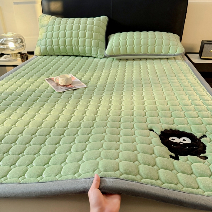 予梦家纺 2025新款牛奶绒加厚刺绣床护垫床垫保护套 辛德拉-黑煤球绿