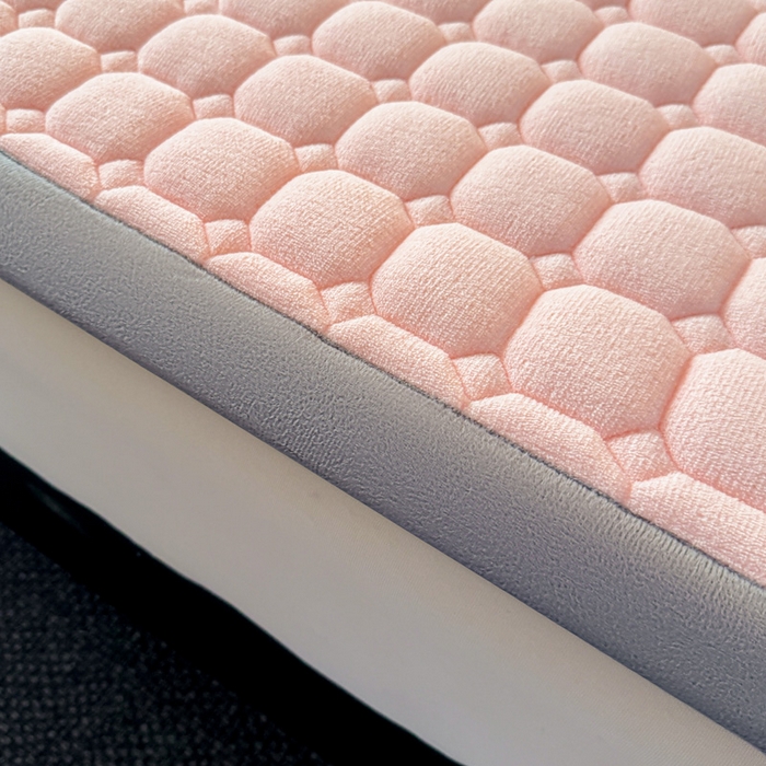 91家纺网 家纺一手货源 找家纺 予梦家纺 2025新款牛奶绒加厚刺绣床护垫床垫保护套 辛德拉-黑煤球粉