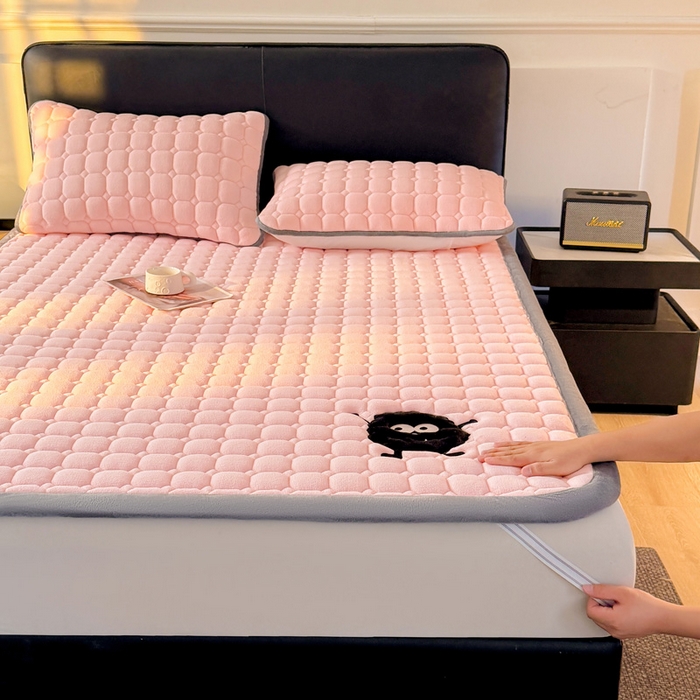 91家纺网 家纺一手货源 找家纺 予梦家纺 2025新款牛奶绒加厚刺绣床护垫床垫保护套 辛德拉-黑煤球粉