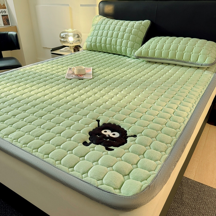 91家纺网 家纺一手货源 找家纺 予梦家纺 2025新款牛奶绒加厚刺绣床护垫床垫保护套 辛德拉-黑煤球绿
