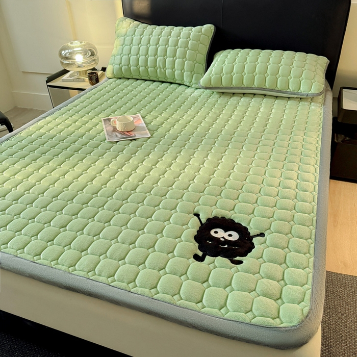 91家纺网 家纺一手货源 找家纺 予梦家纺 2025新款牛奶绒加厚刺绣床护垫床垫保护套 辛德拉-黑煤球绿