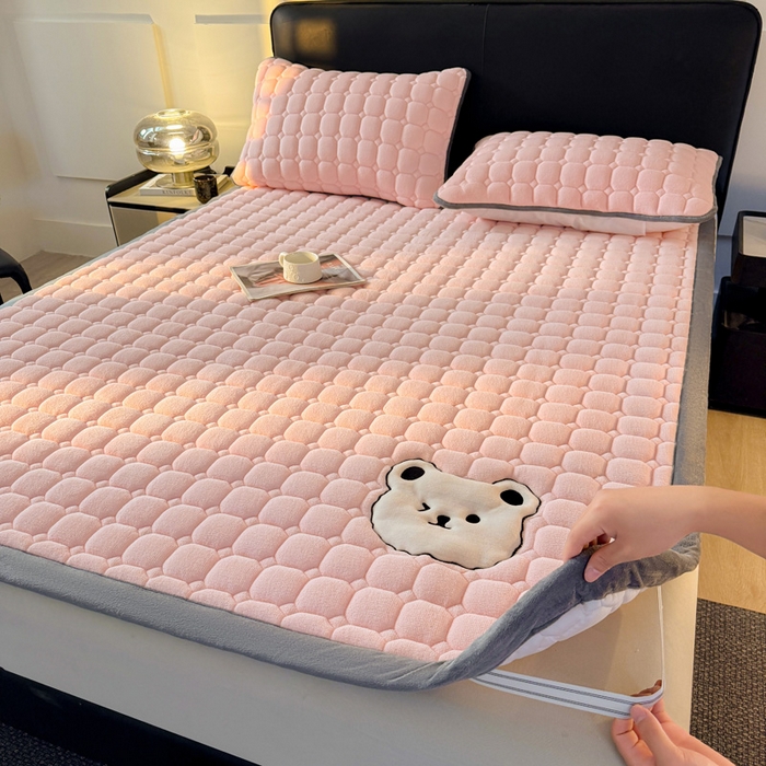 91家纺网 家纺一手货源 找家纺 予梦家纺 2025新款牛奶绒加厚刺绣床护垫床垫保护套 辛德拉-小白熊粉