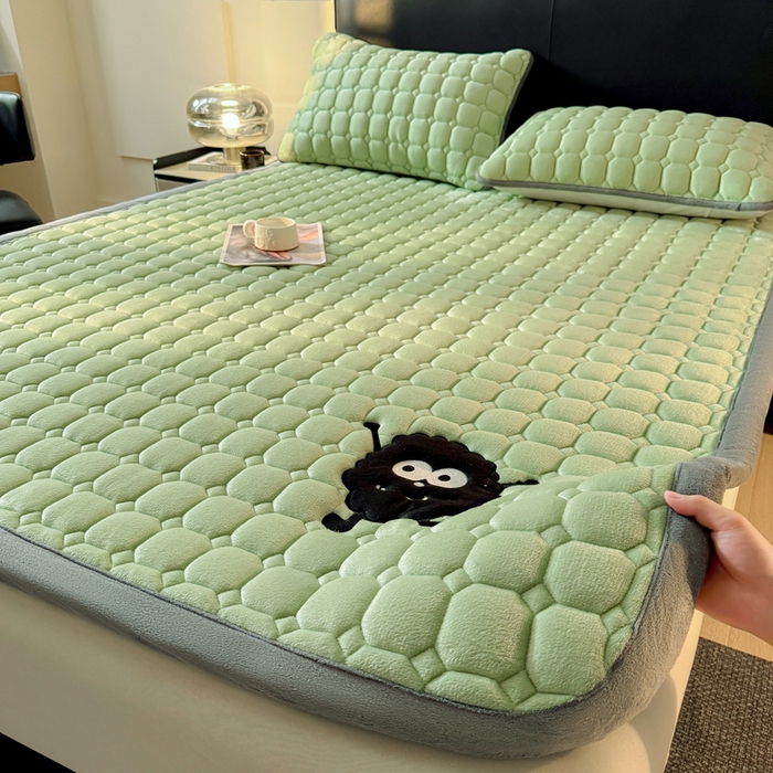 91家纺网 家纺一手货源 找家纺 予梦家纺 2025新款牛奶绒加厚刺绣床护垫床垫保护套 辛德拉-黑煤球绿
