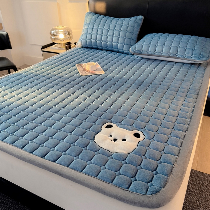 91家纺网 家纺一手货源 找家纺 予梦家纺 2025新款牛奶绒加厚刺绣床护垫床垫保护套 辛德拉-小白熊蓝