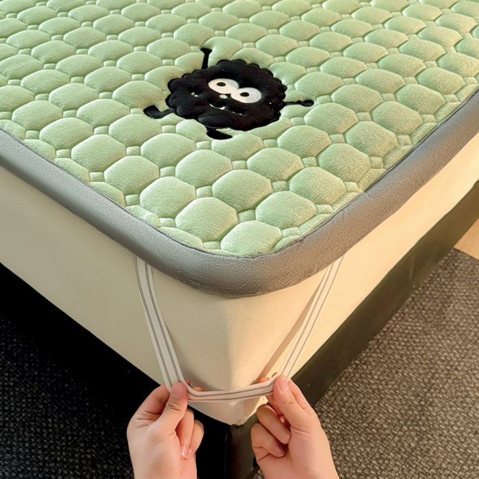 91家纺网 家纺一手货源 找家纺 予梦家纺 2025新款牛奶绒加厚刺绣床护垫床垫保护套 辛德拉-黑煤球绿