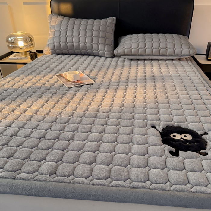 91家纺网 家纺一手货源 找家纺 予梦家纺 2025新款牛奶绒加厚刺绣床护垫床垫保护套 辛德拉-黑煤球灰