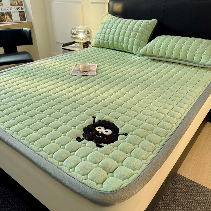 91家纺网 家纺一手货源 找家纺 予梦家纺 2025新款牛奶绒加厚刺绣床护垫床垫保护套 辛德拉-黑煤球绿