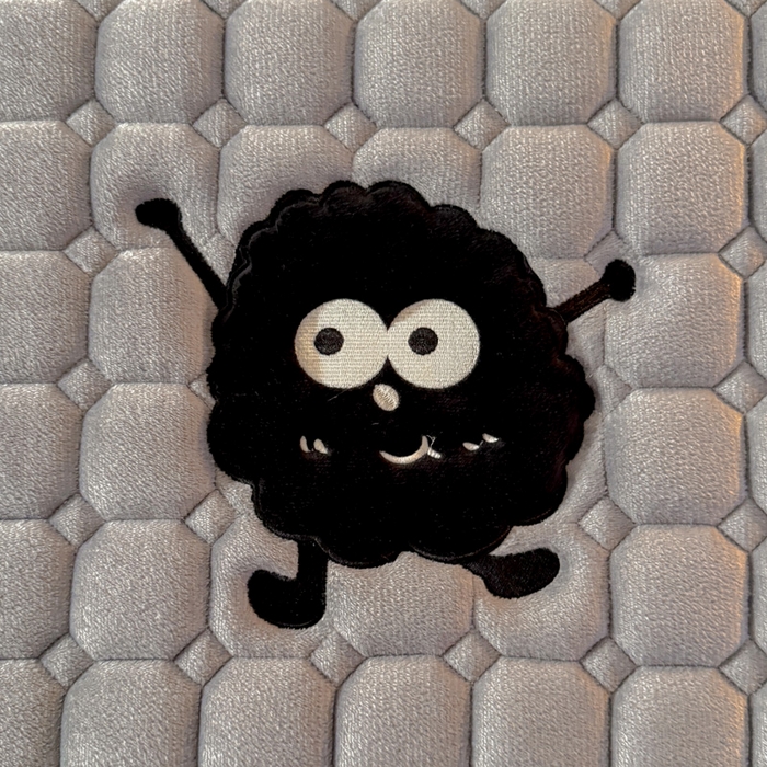 91家纺网 家纺一手货源 找家纺 予梦家纺 2025新款牛奶绒加厚刺绣床护垫床垫保护套 辛德拉-黑煤球灰