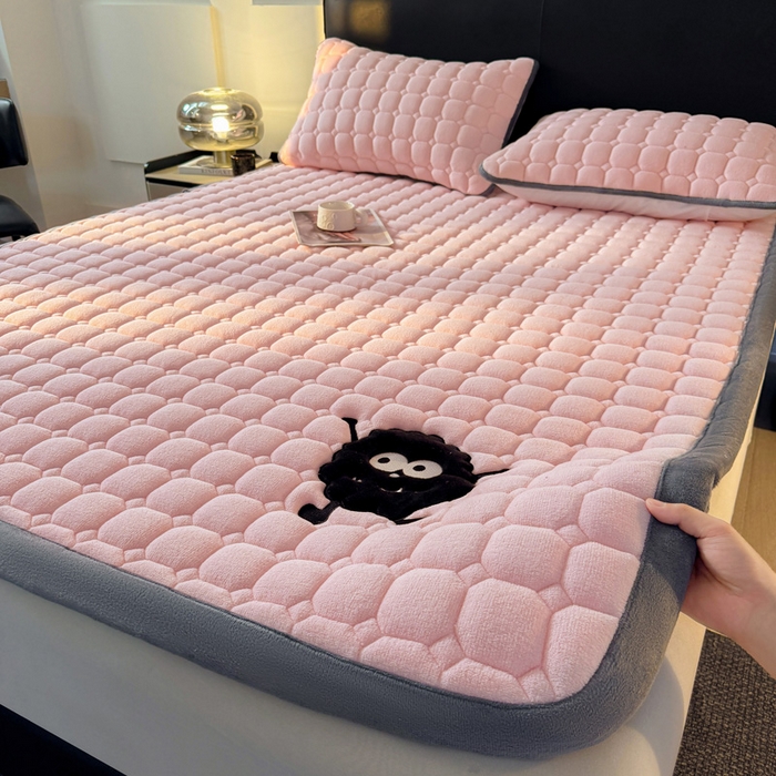 91家纺网 家纺一手货源 找家纺 予梦家纺 2025新款牛奶绒加厚刺绣床护垫床垫保护套 辛德拉-黑煤球粉