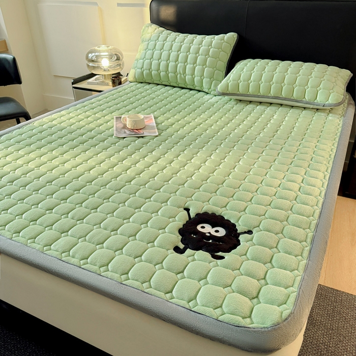 91家纺网 家纺一手货源 找家纺 予梦家纺 2025新款牛奶绒加厚刺绣床护垫床垫保护套 辛德拉-黑煤球绿