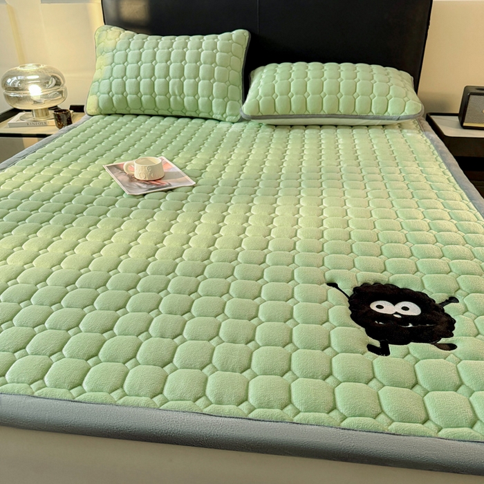 91家纺网 家纺一手货源 找家纺 予梦家纺 2025新款牛奶绒加厚刺绣床护垫床垫保护套 辛德拉-黑煤球绿