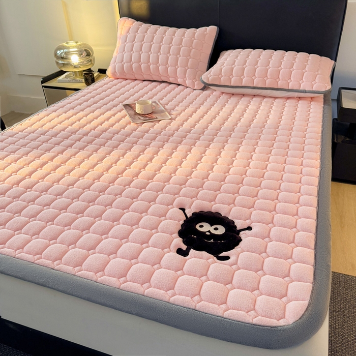 91家纺网 家纺一手货源 找家纺 予梦家纺 2025新款牛奶绒加厚刺绣床护垫床垫保护套 辛德拉-黑煤球粉